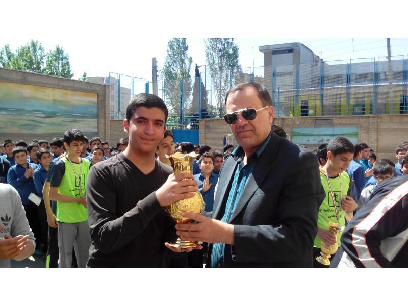 اهداء جوایز المپیاد درون مدرسه ای